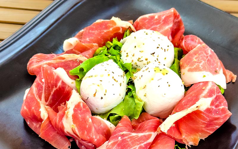 PalmBeach Tropical Restaurant | Crudo di Parma e Mozzarella di Bufala | prosciutto crudo di parma stagionato 18 mesi, mozzarella di bufala, origano e insalata