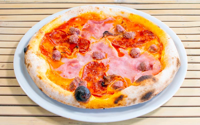 PalmBeach Tropical Restaurant | Maialina | pomodoro, mozzarella, prosciutto cotto, salame piccante, salsiccia, guanciale di maiale